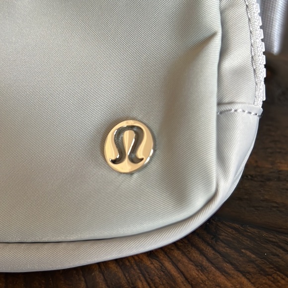 LULULEMON Everywhere Belt Bag, Silver Drop - Picture 2 of 4